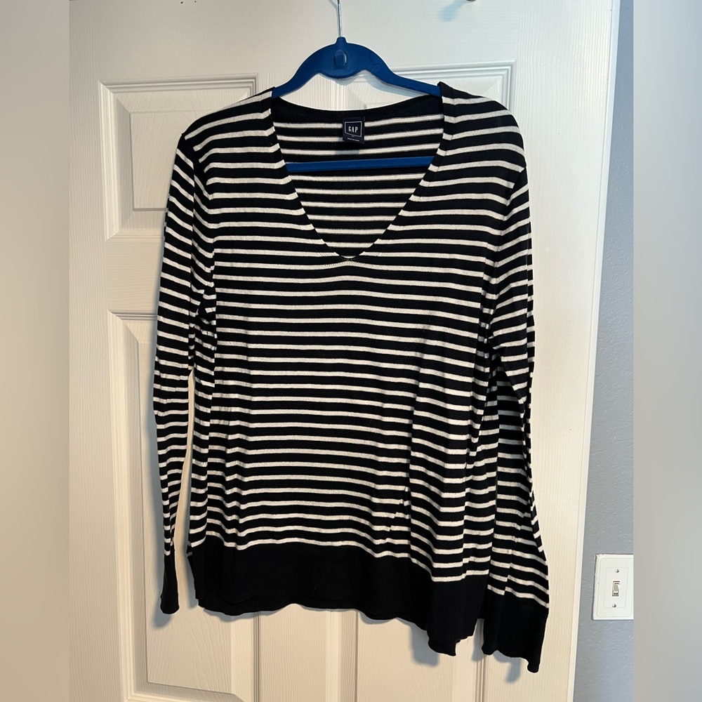 GAP Black and White Striped V-neck sweater. Size XL.